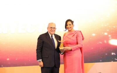 Dr. Feris Iglesias es reconocido por su trayectoria en Premios Vive Sano.