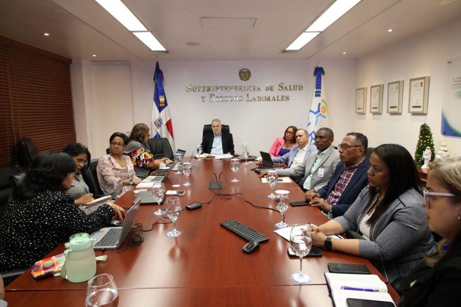 Miguel Ceara Hatton encabeza mesa de técnica con las ARS Senasa, Semma y CMD