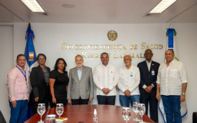 Superintendente Miguel Ceara Hatton recibe informe sobre Seguridad Social del Defensor del Pueblo