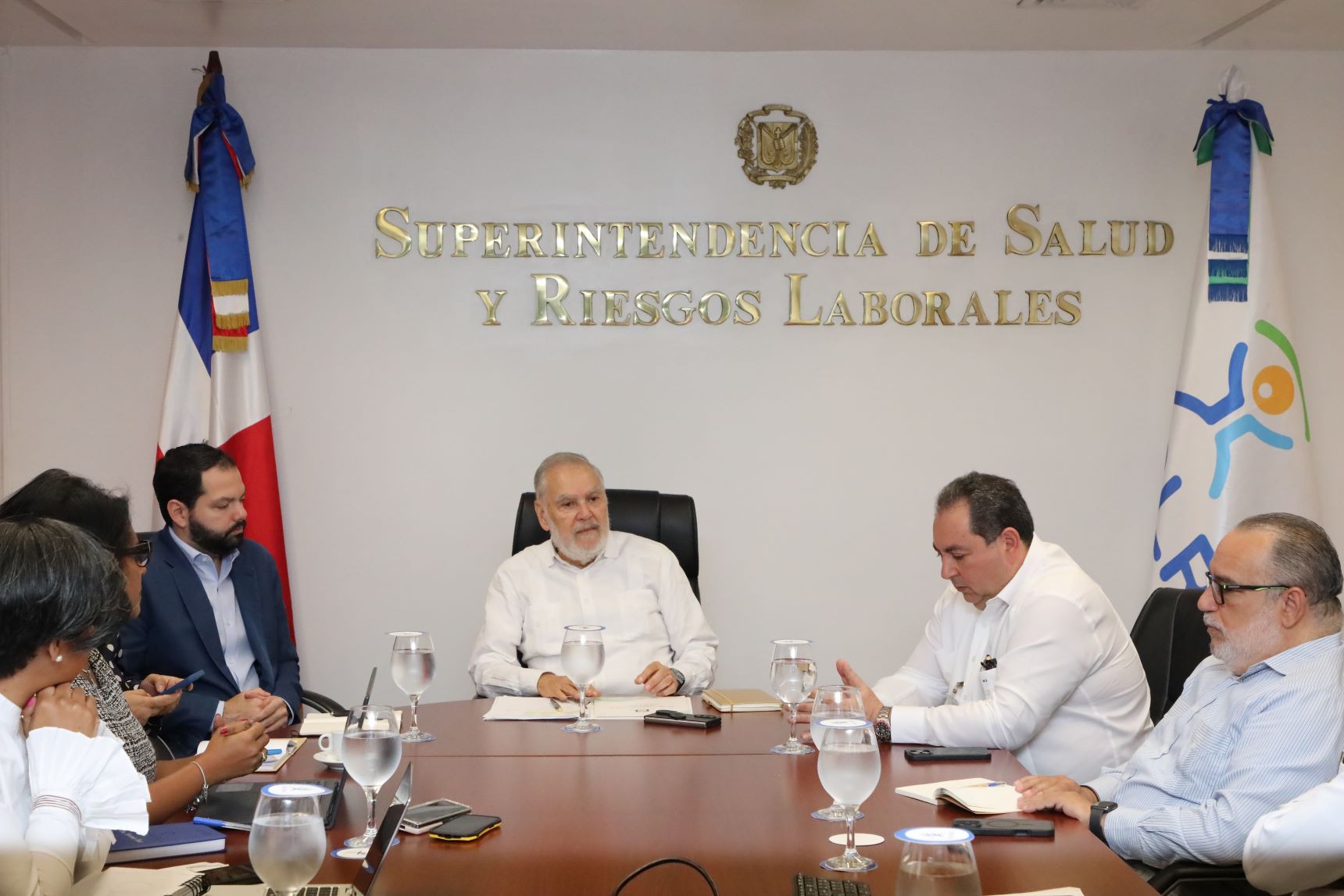 SISALRIL encabeza mesa técnica con SNS para garantizar sostenibilidad financiera del sector salud y Seguridad Social