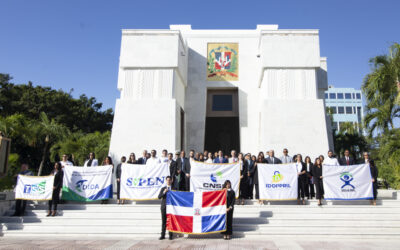 Por motivo del Mes de la Patria, entidades que conforman el Sistema Dominicano de Seguridad Social (SDSS) depositaron ofrenda floral en el Altar de la Patria.