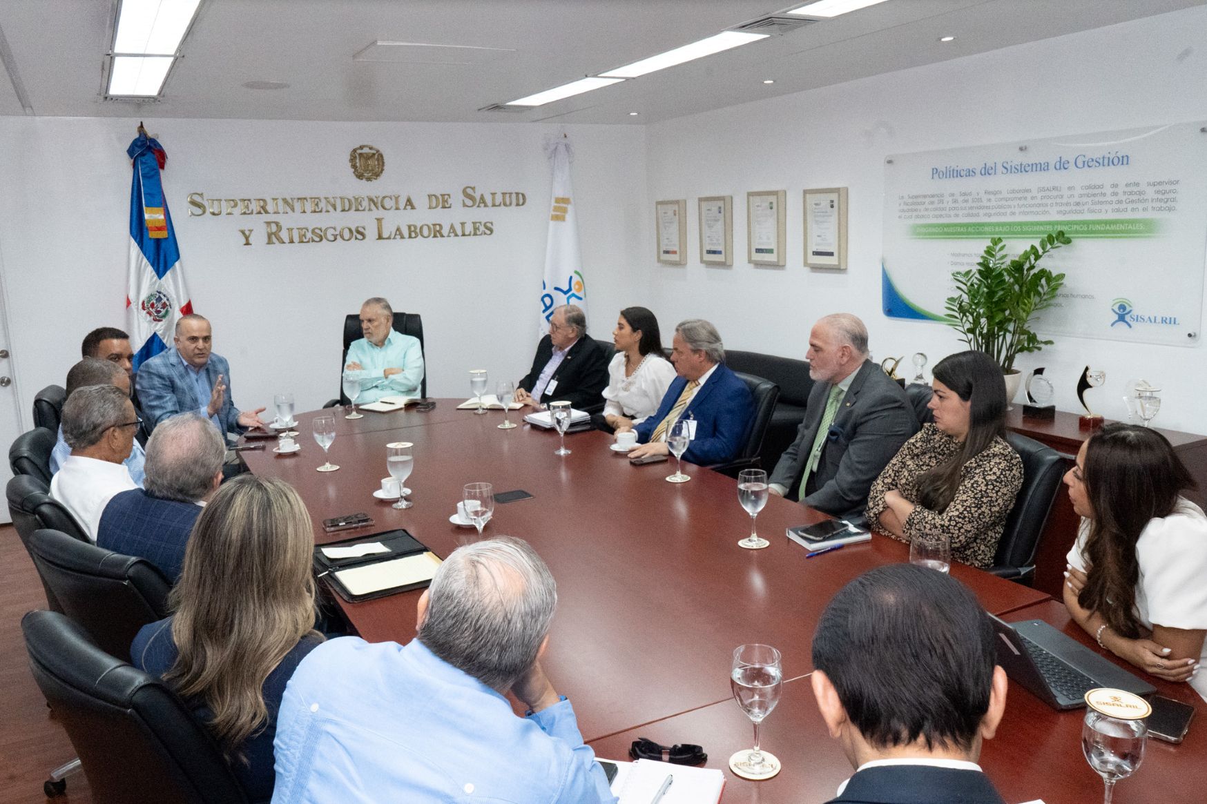 SISALRIL socializa con la industria farmacéutica y senadores iniciativas para mejorar acceso a medicamentos